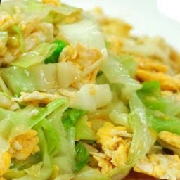 ข้าวราดกะหล่ำปีผัดไข่