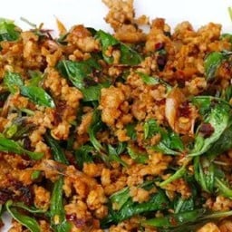 ข้าวราดหมูสับผัดใบโหระพา