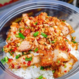 ข้าวหมูกรอบคั่วพริกเกลือ