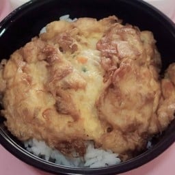 ข้าวไข่เจียวทรงเครื่องและลูกชิ้นทอด