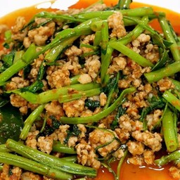 ผัดพริกแกงหมูสับใส่ผักบุ้ง