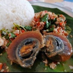 กระเพรา ไข่เยียวม้า ราดข้าว