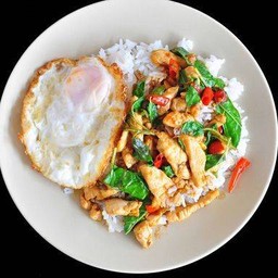 ข้าวกระเพราไก่ชิ้น+ไข่ดาว