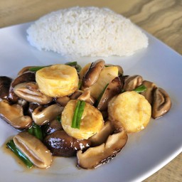 ข้าว เห็ดหอมผัดเต้าหู้ น้ำมันหอย