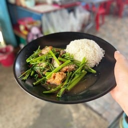 ข้าวราดผัดผักบุ้ง