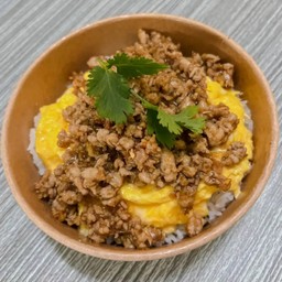 [อร่อยซ่ากับโค้ก] ข้าวไข่ข้น+ไก่สับกระเทียน +  โค้ก ออริจินัล (กระป๋อง) 