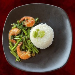 ผัดผักบุ้งราดข้าว