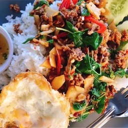 กระเพรา พริกแห้ง หมูสับ+หน่อไม้ดอง ราดข้าว