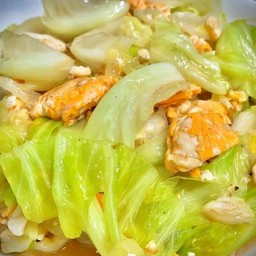 กะหล่ำปลีผัดไข่ราดข้าว