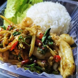 กระเพราไข่หมึกราดข้าว ใส่หน่อไม้