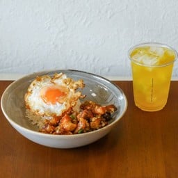 Set D ข้าวหมูกรอบผัดพริกขี้หนูสวนไข่ดาว + เครื่องดื่ม