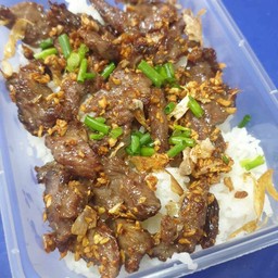 ข้าวเนื้อสัตว์ทอดกระเทียม