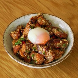 หมูกรอบพริกขี้หนูสวนไข่ออนเซ็น