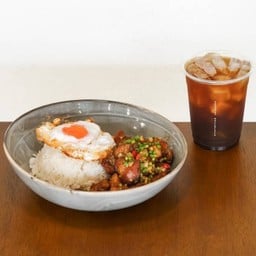 Set A ข้าวหมูสามชั้นคั่วพริกกระเทียมไข่ดาว + เครื่องดื่ม