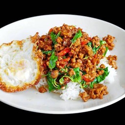 กระเพราหมูสับ ฟรีไข่ดาว