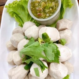 ลูกชิ้นหมูลวกจิ้ม