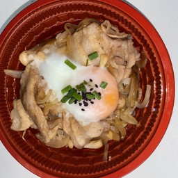 ข้าวหน้าหมูสามชั้นผัดซอส+ไข่ออนเซน