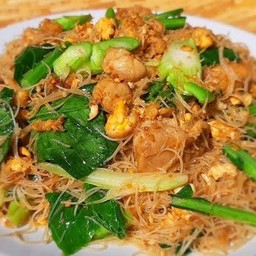 ผัดชีอิ้ว ไก่ เส้นหมี่