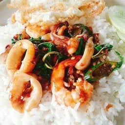 ข้าวราดกระเพรารวมมิตรทะเล กุ้ง+หมึก