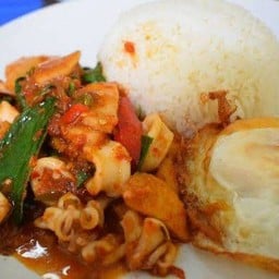 ข้าวราดพริกแกงทะเล กุ้ง+หมึก