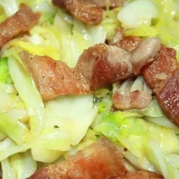 ข้าวราดผัดกะหล่ำปีหมูกรอบ