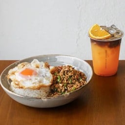 Set B ข้าวกะเพราหมูสับไข่ดาว + เครื่องดื่ม