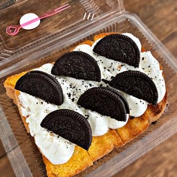 ขนมปังปิ้งวิปปิ้งครีมโอริโอ้