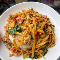 ข้าวกระเพราไก่สับหน่อไม้