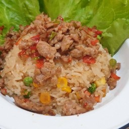 ข้าวผัดกระเทียม + คั่วพริกเกลือ (เลือกเนื้อสัตว์ในเมนู)