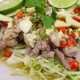 หมูชิ้นลวกจิ้มซีฟู๊ด เเกล้มกะหล่ำปลีฝอย