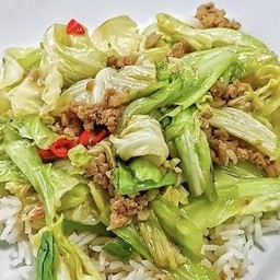 ผัดกะหล่ำปลีราดข้าว