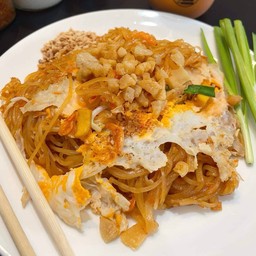 ผัดไทยเส้นจันทน์ใส่ไข่