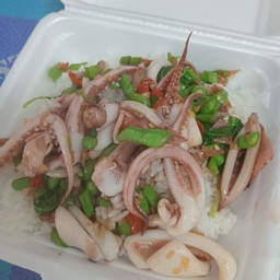ข้าวหน้ากะเพราปลาหมึก
