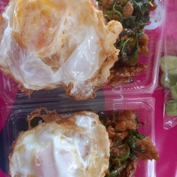 ข้าวผัดกระเพราหมู ไข่ดาว กระด้ง