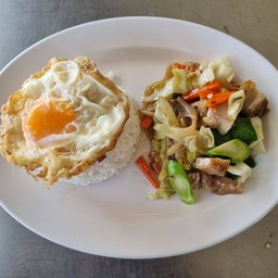 ผัดผักรวมมิตรราดข้าว