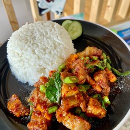 ผัดพริกแกงหมูกรอบ