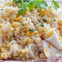 ข้าวผัดปลาหมึก