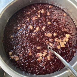 ข้าวเหนียวดำผสมถั่วดำ