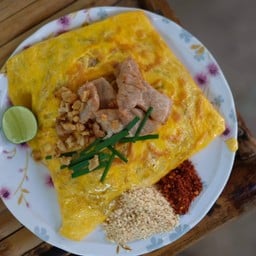 ผัดไทยหมูหมักห่อไข่