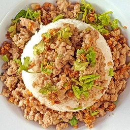 ข้าวหมูสับทอดกระเทียมพริกไท