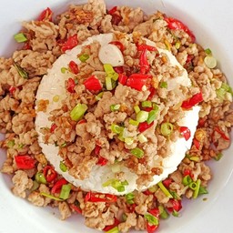 ข้าวหมูสับคั่วพริกเกลือ