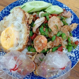 ข้าวหน้ากระเพรารวมมิตรไข่ดาว