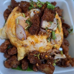 ข้าวไข่ข้นยำไก่แซ่บ