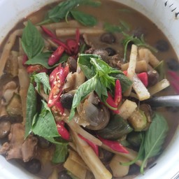 แกงหน่อไม้ดองใส่ไก่