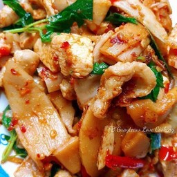ผัดพริกแกงหน่อไม้ดอง ราดข้าว (เลือกเนื้อสำหรับผัด)