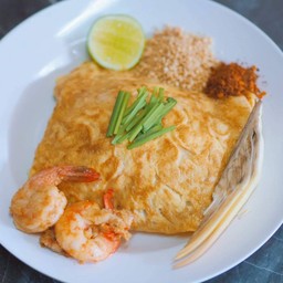 ผัดไทยเส้นจันทน์กุ้งสดห่อไข่