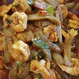 สายบัวผัดพริกแกงกุ้ง