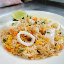 ข้าวผัดปลาหมึก