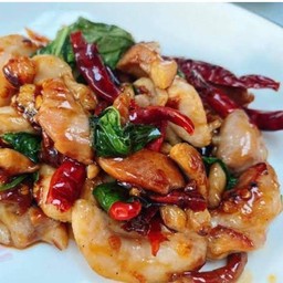 ไก่ผัดพริกแห้งใบโหระพา