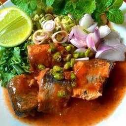 ยำปลากระป๋องทรงเครื่อง